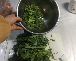 煎茼蒿粑粑，哎呀，真的是太喜欢这个味道啦！?的做法 步骤3