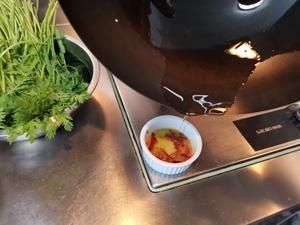 拌茼蒿的做法 步骤2