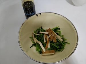 腐干拌茼蒿的做法 步骤4