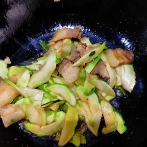 回锅肉炒儿菜(家常菜)的做法 步骤3