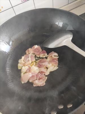 茼蒿炒肉的做法 步骤3