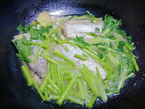 茼蒿炖带鱼的做法 步骤8