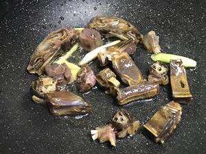 腊鸭炆芥菜头的做法 步骤2