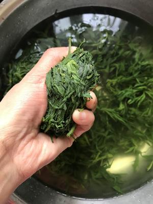 油煎版腊肉野菜蒿子粑粑的做法 步骤10