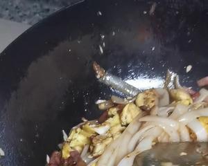 鸡蛋腊肉炒河粉的做法 步骤6