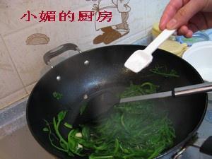 清炒豌豆尖的做法 步骤3