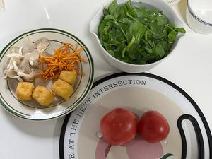 西红柿菌菇时蔬米线的做法 步骤1