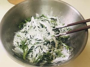 粉蒸茼蒿/芹菜叶的做法 步骤3