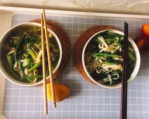 超好吃的茼蒿海鲜菇面(健康饮食，拒绝泡面)的做法 步骤8