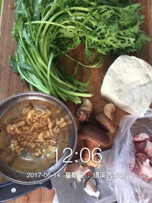 豆腐茼蒿虾米五花肉乱炖的做法 步骤1