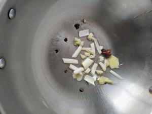 刀鱼炖茼蒿的做法 步骤3