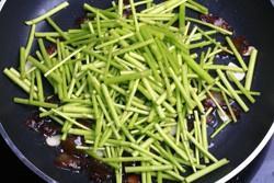 芦蒿炒腊肉的做法 步骤7