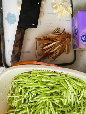 芦蒿炒香干（豆干）的做法 步骤1