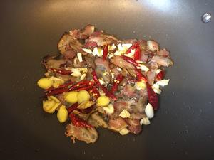 藜蒿炒腊肉的做法 步骤6