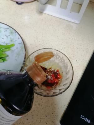 捞汁菌菇灼菜心的做法 步骤6