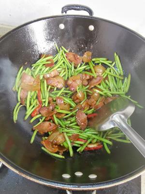 湘菜绝味：黎蒿炒腊肉的做法 步骤4