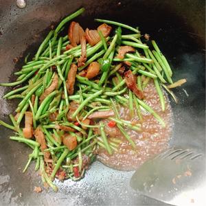 江西特色菜：黎蒿炒腊肉的做法 步骤10