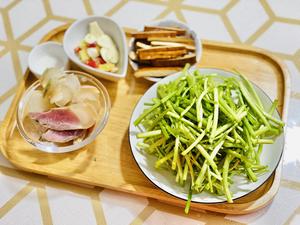 藜蒿香干炒腊肉的做法 步骤3