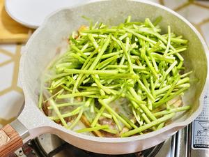 藜蒿香干炒腊肉的做法 步骤9