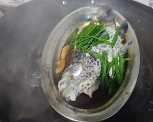 广州家常菜之两肉一菜(鲍鱼焖鸡翅+清蒸花斑+盐水菜心)的做法 步骤13