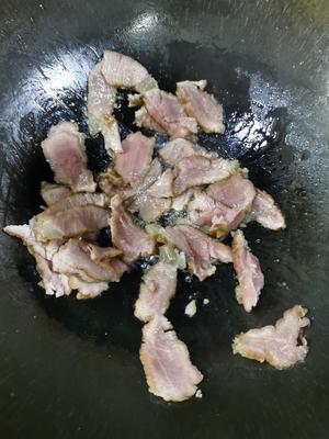 黎蒿炒腊肉的做法 步骤5