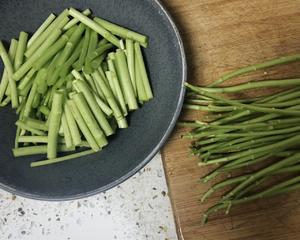 芦蒿炒腊肉 湖南家常菜 必吃的做法 步骤2