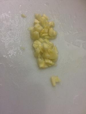 藜蒿炒腊肉的做法 步骤2