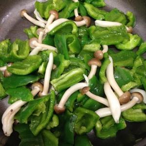 青椒炒蟹味菇的做法 步骤3