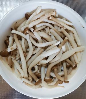 鸡翅根炖蟹味菇的做法 步骤2