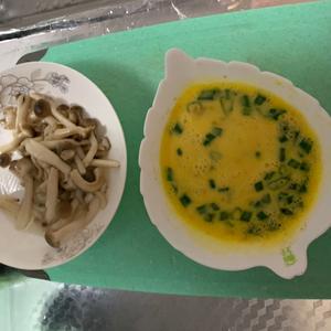 蟹味菇滑蛋的做法 步骤4