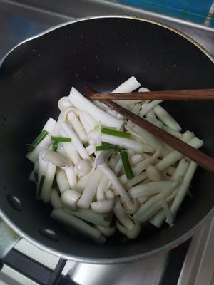 海鲜菇蛋花汤的做法 步骤1