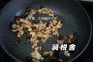 简单易做的羊肚菌花菇腊肠焖饭的做法 步骤7