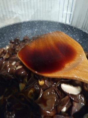 花菇木耳焖鸡的做法 步骤7