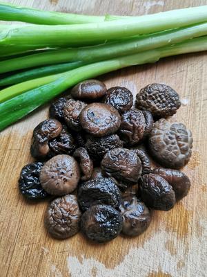 松软多汁的香葱香菇肉包子的做法 步骤3