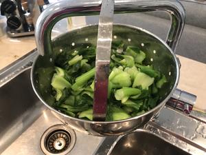 上海绿杨村【香菇菜包】提褶包操作视频/包子注意点的做法 步骤6