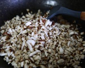 洋葱酥香菇肉丁炸酱的做法 步骤7