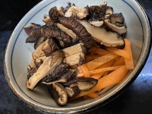 香菇鸡丝粥的做法 步骤2