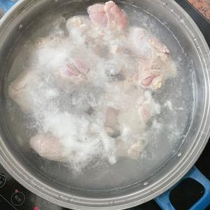 安神美颜 养胃健脾的猴头菇玉米猪肉汤的做法 步骤3