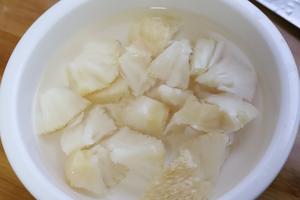 猴头菇炖鸡汤的做法 步骤2