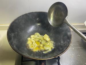 牛肝菌炒腊肉的做法 步骤3