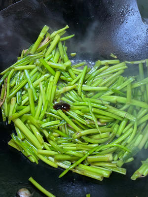 清炒水芹菜的做法 步骤3