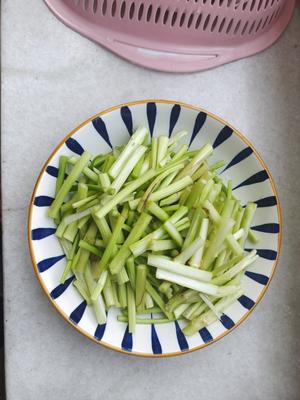 水芹菜干子炒肉丝的做法 步骤1