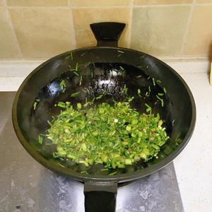 春天里的野菜豆豉辣椒炒水芹菜的做法 步骤4