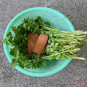 野水芹炒香干❤️纯天然健康食品的做法 步骤1