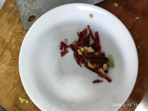 青椒炒小芹菜的做法 步骤2