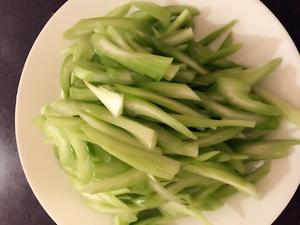 魷魚水芹的做法 步骤2
