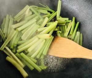 减脂餐—西芹炒香干的做法 步骤5