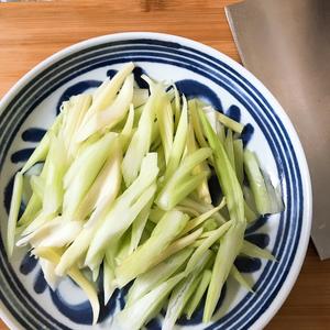 快手下饭神器素炒西芹（不爱吃芹菜的我也能吃完一整盘！)的做法 步骤4