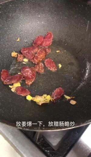 腊肠炒芥兰的做法 步骤4