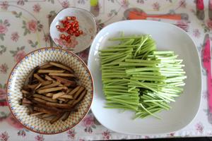 香干炒芦蒿的做法 步骤1